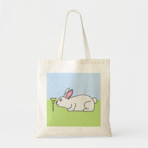 Bolsa Tote Coelho branco. Em um gramado