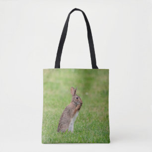 Bolsa Tote Coelho parado na grama e com aspecto tímido