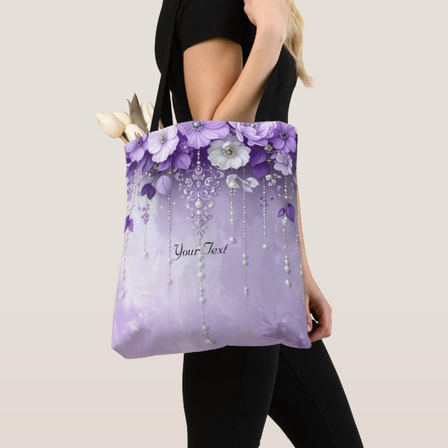 Bolsa Tote com Flores Roxas e Pérolas Penduradas (Close Up)