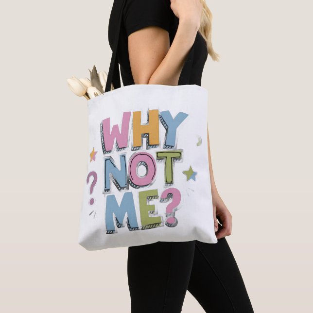Bolsa tote com texto em negrito "POR QUE NÃO EU?"  (Close Up)