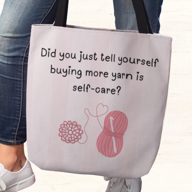 Bolsa Tote “Comprar Fio é Cuidado Pessoal” Placar Divertido e ("Did you just tell yourself buying more yarn is self care" tote bag)