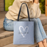 Bolsa Tote Coração Azul Chic Dusty Personalizado<br><div class="desc">Este saco azul empoeirado é personalizado com seu nome em uma simples fonte sobre um grande coração branco. Ideal para você mesmo,  para suas damas de honra,  clube de livros,  presente de graduação,  presente de aniversário,  presente de professor ou qualquer ocasião. Mais cores em nossa loja.</div>