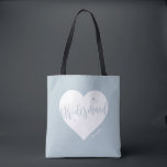 Bolsa Tote Coração azul Dusty e dona de ponte personalizada<br><div class="desc">A bolsa de tote de damas de honra personalizadas e bonitas apresenta forma cardíaca,  script moderno e nome personalizado em fundo azul empoeirado,  presentes de festa de casamento de excelente.</div>