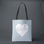 Bolsa Tote Coração azul Dusty e dona de ponte personalizada<br><div class="desc">A bolsa de tote de damas de honra personalizadas e bonitas apresenta forma cardíaca,  script moderno e nome personalizado em fundo azul empoeirado,  presentes de festa de casamento de excelente.</div>