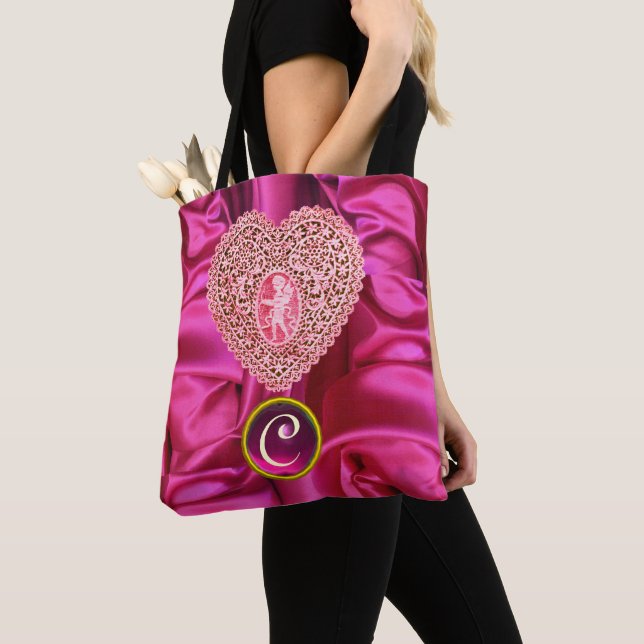 BOLSA TOTE CORAÇÃO DE RENDADO CUPIDO SEDA ROSA FÚCSIA MONOGRA (Close Up)