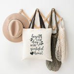 Bolsa Tote Coração Grateful | Citação de Tipografia com Letra<br><div class="desc">Comece seu dia com uma atitude de gratidão. Nossa bolsa de tipografia branca e preta mostra a citação "começar cada dia com um coração grato" em um roteiro de caligrafia manchada com cinzas e uma ilustração cardíaca.</div>