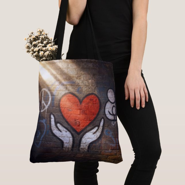 Bolsa Tote Coração Vermelho com Mãos Grafite em uma Parede de (Close Up)