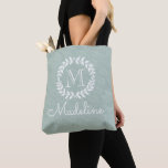 Bolsa Tote Coroa Botânica em Verde Sage Po dusty com Monogram<br><div class="desc">Carregue suas coisas com estilo neste saco de mão personalizado em verde menta e branco com monograma. O nome e a inicial podem ser diferentes na frente e nas costas. Todo o texto é fácil de personalizar. O design apresenta uma coroa de louro moderna e folhas, inicial tipográfica elegante e...</div>