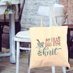 Bolsa Tote Cortar Citação Minha Cabeça Diz Gym Meu Coração Di<br><div class="desc">Uma citação engraçada na tipografia moderna. A frase de tricô diz "Minha cabeça diz ginástica, meu coração diz tricô" e, escrita em rosa, azul-cinza e azul-denim. O design apresenta uma bola de fio em forma de coração com agulhas de tricô. A tipografia é decorada com uma borboleta e um coração...</div>