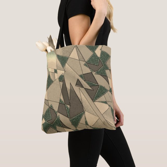 Bolsa Tote Corte triangular bege em 'fundo verde escuro' (Close Up)