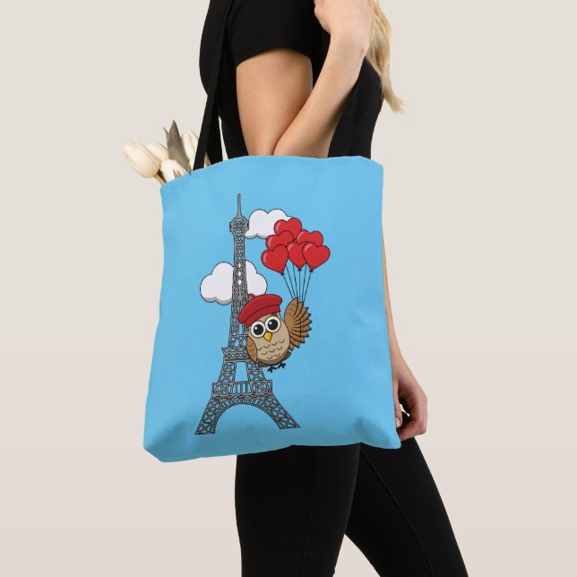 Bolsa Tote Coruja voando com balões cardíacos em Paris (Close Up)
