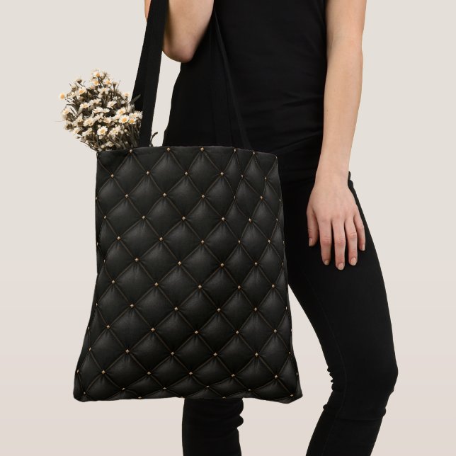 Bolsa Tote Couro Preto Matelassê com Rebites Dourados (Close Up)