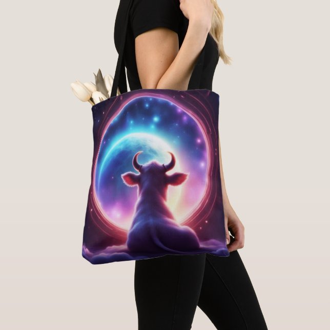 Bolsa Tote Cow in Space Looking at Earth Whimsical Rainbow (Close Up)