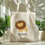 Bolsa Tote Crianças de Leão Cujo Leão É Personalizado<br><div class="desc">Esta bolsa de tote para amantes de os animais mostra uma bela ilustração de um leão. Personalize com o nome do seu filho em letras negras. Faz uma bolsa de excelente para rapazes ou raparigas!</div>