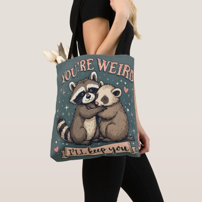 Bolsa Tote Cute Raccoon e Ferret Hug com uma citação engraçad (Close Up)