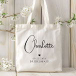 Bolsa Tote Dama de honra casamento simples nome script modern<br><div class="desc">Damas de honra Bolsa de mão com nome personalizado, caligrafia simples e moderna, para casamento apresenta o nome da sua dama de honra em elegante caligrafia preta, acentuada com um simples coração de amor com a adição do seu texto personalizado, como a data e o título de dama de honra....</div>