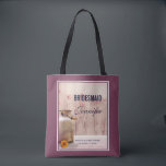 Bolsa Tote Dama de honra lata de leite rústico casamento no c<br><div class="desc">Saco personalizado para dama de honra com tema rústico country. Uma velha lata de leite enferrujada com uma linda flor laranja ao lado. Trigo e papoulas vermelhas desbotadas ao fundo contra um painel de madeira tênue.  Personalize também com os nomes do casal e a data do casamento.</div>
