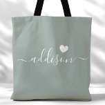 Bolsa Tote Dama de Honra Moderno Coração Verde Sage<br><div class="desc">Esta bolsa tote elegante apresenta um belo fundo Verde Sage adornado com uma fonte de letra moderna e um delicado desenho de coração. A cor suave e elegante e a tipografia sofisticada tornam-na um acessório ideal para damas de honra ou qualquer pessoa que ama designs estilosos e modernos. Perfeita para...</div>