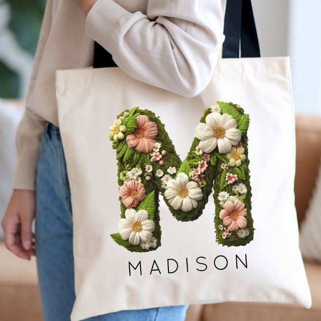 Bolsa Tote Dama de honra | Monograma de jardim rústico no Dia (Faux Embroidery Floral Letter Tote for Teacher Gift | Rustic Garden Monogram Tote Bag Gift for Bride)