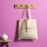 Bolsa Tote Dama de Honra Roxa Nome Personalizado<br><div class="desc">Mostre apreço às suas damas de honra com nossa Bolsa Tote Personalizada "Nome da Dama de Honra em Letra Elegante". Esta bolsa tote apresenta uma fonte elegante que destaca o nome de cada dama de honra, adicionando um toque pessoal aos presentes do seu grupo de noiva. Personalize-a com os nomes...</div>