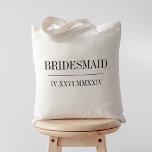 Bolsa Tote Data Numérica Romana Partido Bridal Bridesmaid<br><div class="desc">Estas mochilas minimalistas modernas fazem presentes de excelente. O design mínimo limpo apresenta "damas de honra" ou sua escolha,  e sua data de casamento em uma moderna letra de serifa negra,  dividida por uma linha de solteiro. Sua data de casamento em números romanos adiciona um toque chic.</div>