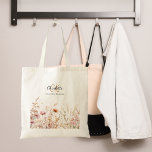 Bolsa Tote Denominação do monograma de flores silvestres bege<br><div class="desc">Decorado com flores silvestres em rosa e bege. Personalize e adicione as iniciais do monograma e o nome do cheio.</div>
