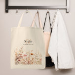 Bolsa Tote Denominação do monograma de flores silvestres bege<br><div class="desc">Decorado com flores silvestres em rosa e bege. Personalize e adicione as iniciais do monograma e o nome do cheio.</div>