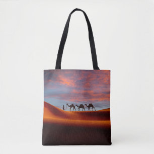 Bolsa Tote Desertos Man & Camels in the Sand Dunes