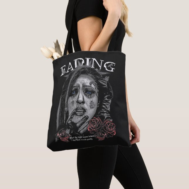 Bolsa Tote Desvanecendo - Design de Streetwear Gótico (Close Up)