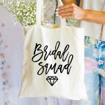 Bolsa Tote Diamante de Esquadrão Bridal de Script Moderno<br><div class="desc">Avise a todos quem está no seu pelotão de noivas com uma mochila de diamante de pelada moderna. A bolsa de diamantes de esquadrão de noiva faz um presente de excelente para dar sua festa de noiva!</div>