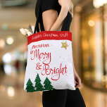 Bolsa Tote Dias de Feliz Árvores Brilhantes Nome Personalizad<br><div class="desc">"Que seus dias sejam felizes e brilhantes." Uma ilustração lúdica de uma citação tipográfica vermelha e árvores verdes, contra estrelas douradas e uma banda vermelha, ajuda você a lançar no Natal e Ano Novo. Sinta o calor e a alegria da temporada de festas sempre que você usa este nome personalizado...</div>
