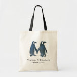 Bolsa Tote Dois casamento romântico bonito dos pinguins |<br><div class="desc">Características deste design dois pinguins bonitos que guardaram as mãos e a posição ao lado de se.</div>