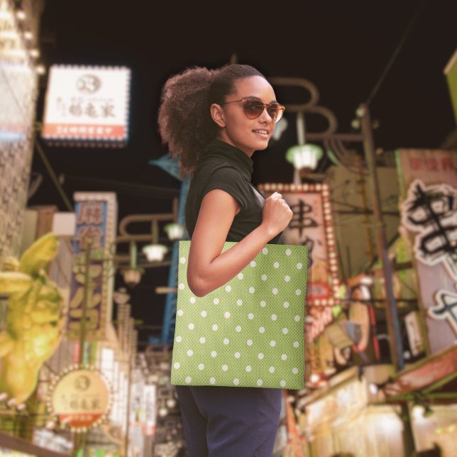 Bolsa Tote Dotty Delight Green (A woman holds a Dotty Delight Green Tote Bag.)