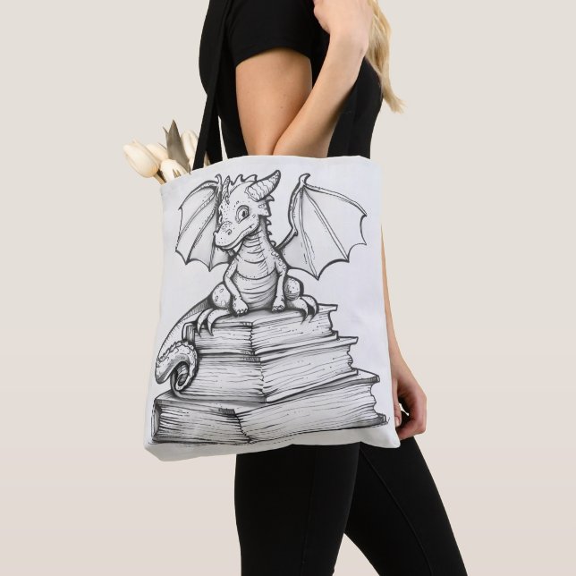 Bolsa Tote Dragão e Livros em Cuada (Close Up)