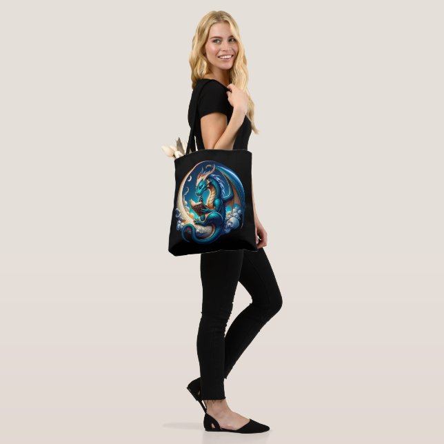 Bolsa Tote Dragon Bookworm, Leitura à Lua (No(a) Modelo)