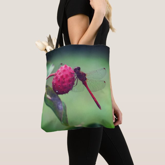Bolsa Tote Dragonfly Vermelha Na Fruta Dogwood Fechar (Close Up)