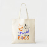 Bolsa Tote Dreidel Como Um Chefe Hanukkah<br><div class="desc">Na moda DREIDEL COMO UM Saco de Tota Hanukkah do CHEFE projetado com sonho laranja e tipografia azul, laranja e negra. No canto superior direito, você pode ler os nomes dos quatro lados do sonho em um formato de quebra-cabeça (HEI pode ser alterado para HEY ou HAY, se necessário). Dentro...</div>