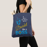 Bolsa Tote Dreidel Divertido Como Um Chefe Hanukkah<br><div class="desc">Divertido, na moda DREIDEL COMO Um Saco de Tota Chanucá do CHEFE desenhado com um sonho azul e uma tipografia azul, amarela e branca. No canto superior direito, você pode ler os nomes dos quatro lados do sonho em um formato de quebra-cabeça (HEI pode ser alterado para HEY ou HAY,...</div>