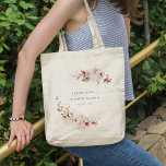 Bolsa Tote Dusky Fall Marsala Blush Floral Wreath Weds<br><div class="desc">Dusky Fall Marsala Blush Floral Watercolor Collection.- É um roteiro elegante aquarela Ilustração do pastel sutil dusky floral com folhas secas perfeitas para sua queda, casamento e festas. É muito fácil personalizar, com seus detalhes pessoais. Se você precisar de outro produto ou personalização correspondente, por gentileza, envie uma mensagem via...</div>