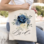 Bolsa Tote Dusty Blue Champagne Ivory Floral Noiva<br><div class="desc">Bridesmod de casamento floral azul empoeirado, presente de moto com buquê elegante de azul marinho, azul real, branco, ouro, marfim de champanhe, rosa de cor esbranquiçada, botões de flores ranunculus e folhas de eucalipto verde-sábio e buquê de cor d'água elegante. Entre em contato comigo para obter ajuda sobre a personalização...</div>