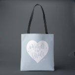 Bolsa Tote Dusty Blue Heart e slogan mãe da noiva<br><div class="desc">A mãe personalizada e bonita do saco da noiva apresenta forma cardíaca,  roteiro moderno e nome personalizado sobre fundo azul empoeirado,  presentes de festa de casamento excelente.</div>