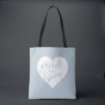 Bolsa Tote Dusty blue Heart & script Mãe do noivo<br><div class="desc">A linda mãe personalizada da bolsa de tote de noivo apresenta forma cardíaca,  roteiro moderno e nome personalizado em fundo azul empoeirado,  presentes de festa de casamento de excelente.</div>