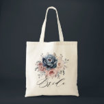 Bolsa Tote Dusty Blue Mauve Rosa rosa Slate Wedde Noiva<br><div class="desc">O saquinho de noiva de verão floral elegante e moderno apresenta um buquê de peônias de rosa aquoso em tons de ardósia, azul empoeirado, rosa poeirado, rosa empoeirado, mauve, sábio com folhas botânicas verdes e eucalipto. Por favor, encontre mais designs e variações na minha loja de "blisswedingpaperie". E fique à...</div>