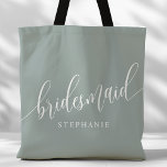 Bolsa Tote Dusty Sage Bridesmaid Script Modern<br><div class="desc">Mostre seu apreço à sua festa noiva com esta na moda empoeirada, dama de honra verde. Apresentando um roteiro moderno e personalizável com o nome de sua dama de honra, este saco de tote é prático e elegante. A cor suave e o design chic tornam-no perfeito para o essencial do...</div>