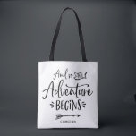 Bolsa Tote E Então A Aventura Começa A Aluguer Atrair-Se<br><div class="desc">E Então A Aventura Começa Com A Palavra De Tote Personalizada. Saco de tote divertido e fofo com citação manuscrita. Personalize adicionando um nome ou uma frase curta. Perfeito como presente personalizado.</div>