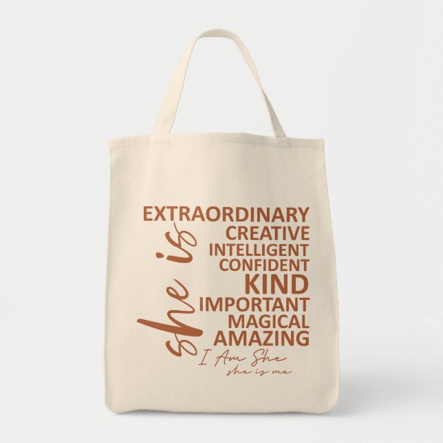 Bolsa Tote "Ela é eu" Mocha Mousse afirmando tipografia (Frente)