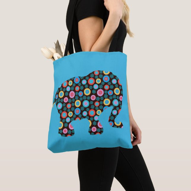 Bolsa Tote Elefante de padrão de flores em azul (Close Up)