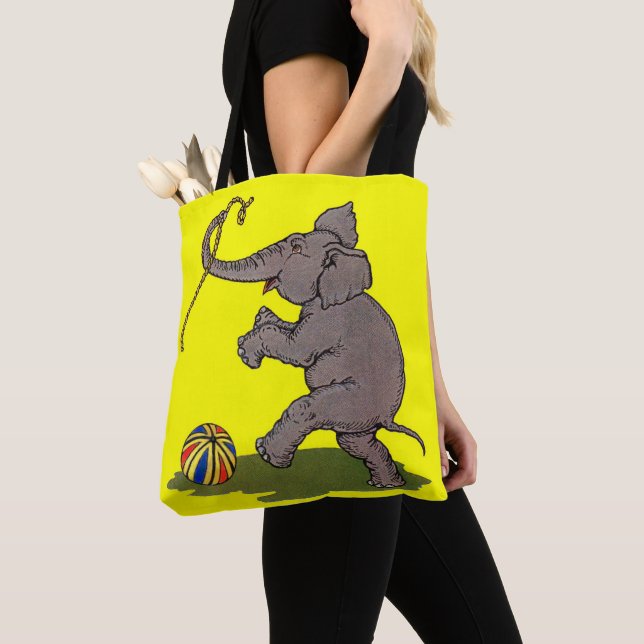 Bolsa Tote elefante feliz brincando com corda e bola (Close Up)