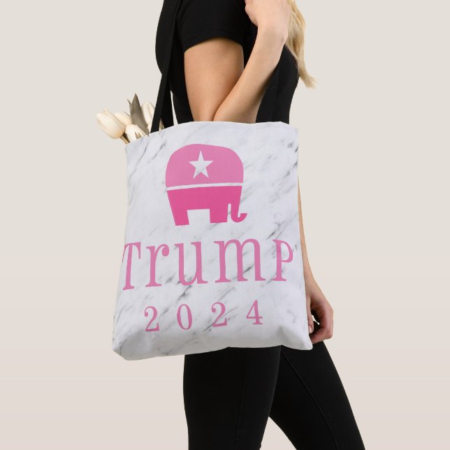 Bolsa Tote Elefante Rosa Trump 2024 (Close Up)