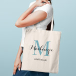 Bolsa Tote Elegante Azul Aqua Personalizado Nome das Damas de<br><div class="desc">Elegante bolsa de casamento personalizada apresenta um design de tipografia monograma personalizado com nome de letra caligráfica moderna e inicial monograma em azul aqua / verde água e cores pretas. Inclui texto personalizado para um título de grupo de noiva como "DAMA DE HONRA" ou outra redação preferida.</div>